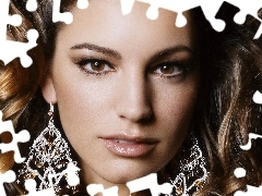 Kelly Brook, ear-ring