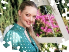 Smile, Amanda Seyfried, Garden