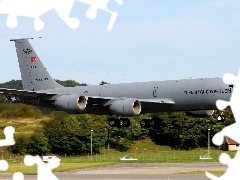 KC-135 Stratotanker, landing