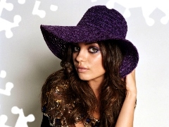 Mila Kunis, Hat