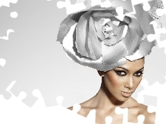 Nicole Scherzinger, Hat