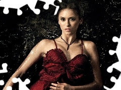 Nina Dobrev, chaplet