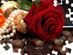 Pearl, pralines, roses