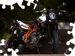 KTM 990 Supermoto, spotlight