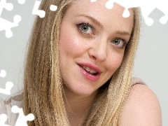 look, Amanda Seyfried, strange