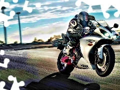 Yamaha R1, track